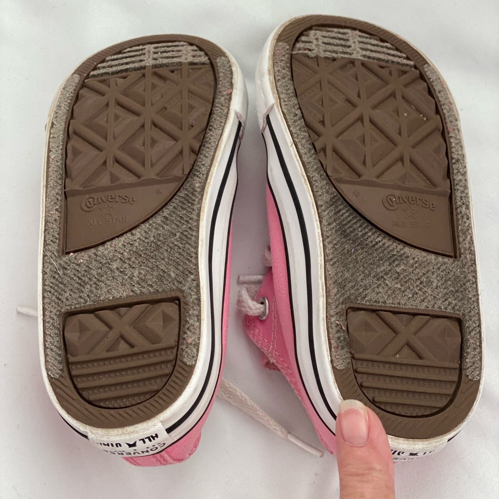 Kids size 8 Converse All Star Pink Canvas Sneakers. In good condition. - Picture 6 of 13